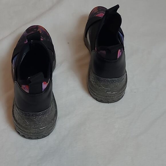 Girl's Steve Madden slip on shoes - Picture 3 of 9